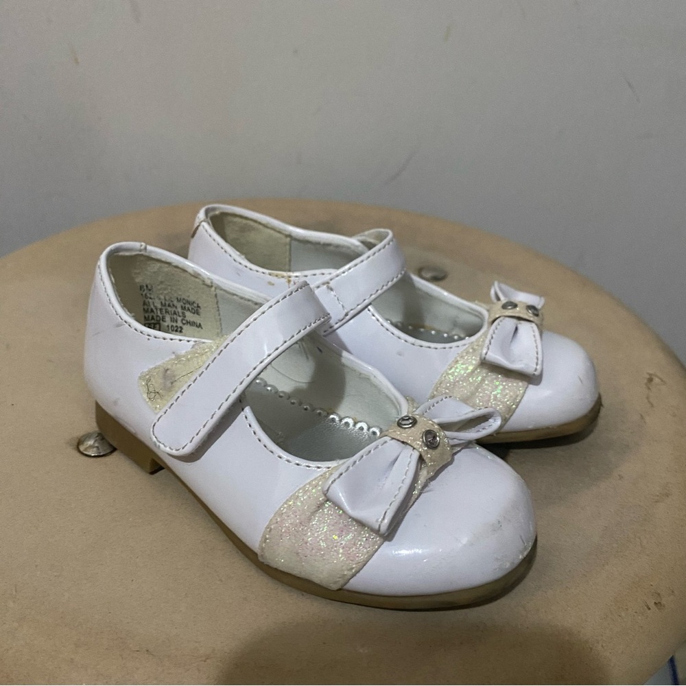 Girls White Mary Jane Dress Shoes with Glitter Bow